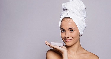 Szampony w kostce i mydła do włosów – czym się różnią, jak ich używać?